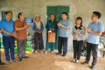 奠边省委副书记、省祖国阵线委员会主席莫阿旺看望慰问受援助的家庭。图自mattran.org.vn