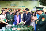 国家主席梁强参加在莱州省辛湖县帕秦乡举行的包粽子活动。图自越通社