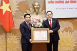 陈青敏代表党和国家领导人，向阮尹英授予了一等劳动勋章。图自越通社
