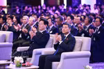 越南政府总理黎明兴与韩国总统共同出席越韩经济论坛。图自越通社