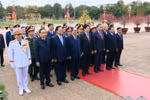 越南共产党成立95周年：党和国家领导人拜谒胡志明主席陵
