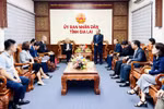 嘉莱省会同美国驻胡志明市总领事馆及天主教救济服务会（CRS）驻越南代表处共同举行仪式，向越南中部部分受灾省份象征性地移交灾后恢复重建援助款项。图自CTT