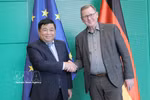 越南政府副总理阮志勇会见德国联邦议院副议长博多·拉梅洛。图自越通社