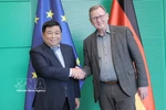 越南政府副总理阮志勇会见德国联邦议院副议长博多·拉梅洛。图自越通社