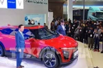 高端电动SUV车型VF 7亮相仪式。图自越通社
