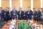 越南建设部部长陈鸿明在河内会见英国驻越南大使伊恩·弗鲁。图自VGP