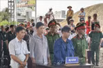 11月12日，金瓯省人民法院在金瓯省督江乡（Sông Đốc）按《刑法》第348条和第189条规定公开审理 “组织他人非法出境”和“非法运输货物过境”的两起案件。图自越通社