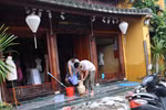 洪水过后会安居民积极清理街道重建家园