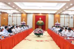 越共中央政治局与国会党委常委会召开会议。图自越通社