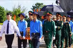 同塔省党委和人民为在柬埔寨和同塔省战争中牺牲的43位越南志愿军和专家举行追悼安葬仪式。图自越通社