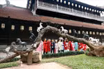 儿童参观题为“马归街市”的雕塑展。图自《越南画报》