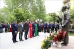 越南驻匈牙利大使馆同匈牙利佐洛埃格塞格市政府在胡志明主席塑像举行敬献花篮仪式。图自越通社