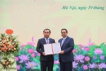 范明政向农业与环境部新任代理部长颁发任命书。图自越通社