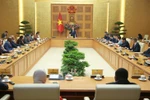 越南政府副总理陈红河会见出席“一乡一品”（OCOP）模式高级别跨区域论坛的各国农业部长和高级官员。图自越通社