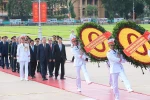 越南党和国家领导人敬献花圈 缅怀英烈 瞻仰胡志明主席遗容