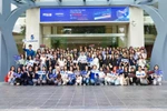 参加题为 “科技之源——播种幸福”的专题研讨会的大学生合影。图自越通社