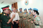 黄春战上将和澳大利亚国防部副秘书长休·杰弗里与参加联合国维和行动的越南女性军官会面。图自越通社