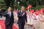 越南国家主席梁强在河内举行隆重仪式 欢迎法国总统访越