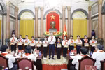 越共中央总书记、国家主席苏林向胡志明少年先锋队优秀队员赠送《胡伯伯与儿童》图片。图自越通社