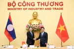 越南工贸部部长阮鸿延和老挝工贸部部长玛莱通·贡马西。图自moit.gov.vn