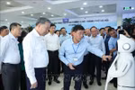 越共中央总书记苏林前往河内市市公共行政服务中心，视察基层两级政府的运行情况。图自越通社