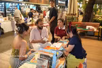 众多读者参加在胡志明市书街举行的第四届夜间书籍与文化节。图自越通社