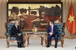 越南政府总理范明政在政府驻地会见了印度尼西亚共和国驻越南特命全权大使亚当·穆拉瓦尔曼·图吉奥。图自越通社
