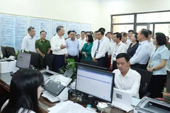 越共中央总书记苏林亲切看望正在福盛乡公共行政中心办理手续的群众。图自 越通社