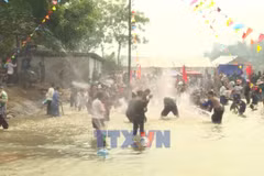 奠边省老族同胞泼水节的多彩文化