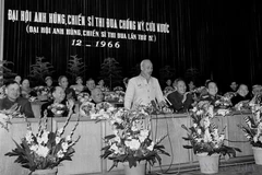 1966年12月，胡志明主席在河内举行的第四届英雄战士竞赛大会上发表讲话。图自 越通社