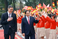 范明政总理与西班牙首相佩德罗·桑切斯共同检阅越南人民军仪仗队。图自 越通社