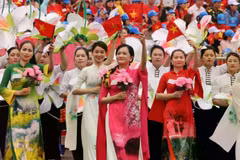 充分发挥人民的中心地位——国家发展的坚实基础