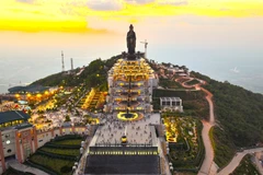 黄昏时分，黑婆山国家旅游区在霞光映照下展现出一幅别具一格的壮美全景。图自 越通社