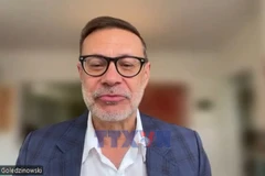 越南在充满变动的世界中自信前行、稳步发展