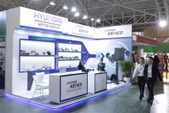 工艺艺人在展区现场展示传统手工技艺。图自 越通社