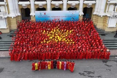 绚丽奥黛舞动广场 首都河内妇女同心拼出祖国国旗