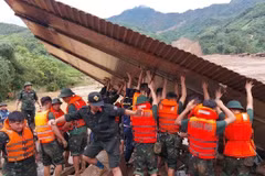1. 越南军队力量在老街省保安县福庆乡努村全力搜寻因山体滑坡失踪人员。图自 越通社