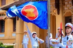 东盟盟旗升旗仪式按照庄重礼仪进行。图自 越通社