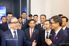 越共中央总书记、国家主席苏林走访中国—东盟国家人工智能应用合作中心