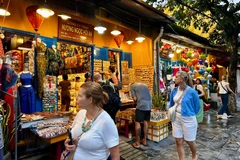 会安古镇多条街区重新开门迎客，吸引游客参观购物。图自 越通社