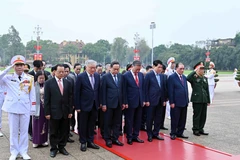 由越共中央总书记苏林率领的越南党和国家现任、前任领导人代表团入陵瞻仰胡志明主席遗容。图自 越通社