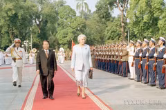 2005年11月24日，越南国家主席陈德良主持仪式，欢迎新西兰总督西尔维娅•卡特赖特对越南进行正式访问。图自越通社