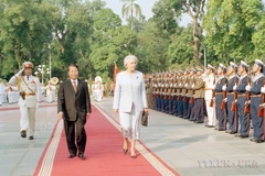 2005年11月24日,越南国家主席陈德良主持仪式,欢迎新西兰总督西尔维娅•卡特赖特对越南进行正式访问。图自越通社