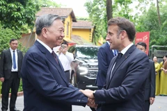 苏林总书记与法国总统参观设在主席府的胡志明主席遗迹区。图自 越通社