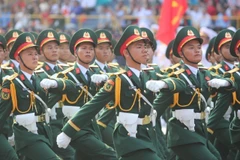 陆军军官方队行进经过观礼台。图自 越通社