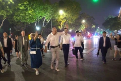 匈牙利总统舒尤克·道马什偕夫人漫步环剑湖。图自 越通社