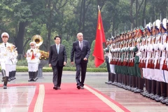 国家主席梁强与匈牙利总统舒尤克·道玛什共同检阅越南人民军仪仗队。图自 越通社