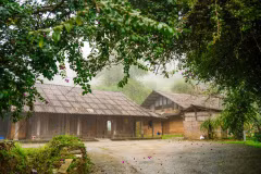 新水湖的地方文化特色得以较完整保留，从传统节日、风俗习惯、服饰、美食、民居建筑，到蜿蜒通向村落的小径上的苔藓石墙，无不展现其原汁原味的文化价值。图自 越通社《Vietnam+》