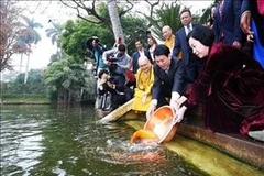 国家主席梁强同旅外越侨代表在升龙皇城上香