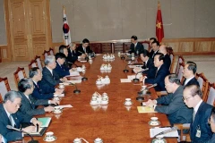 1995年4月11日至17日，越共中央总书记杜梅对韩国进行正式访问，并与韩国总统金泳三举行会谈。图自 越通社